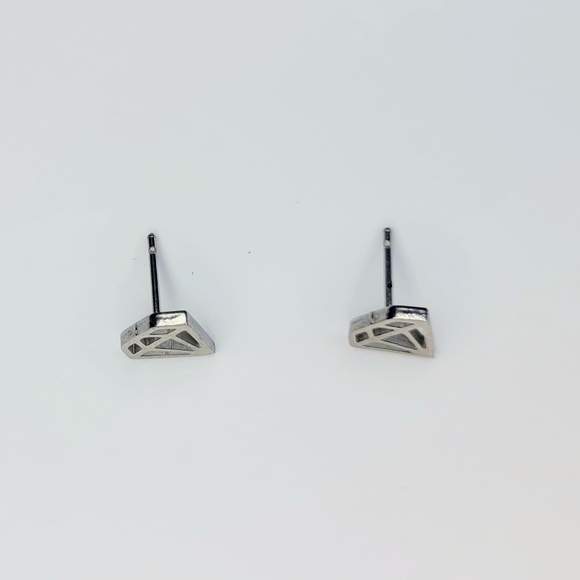 Trendy diamond shaped stainless steel earrings in silver color. Brand new - Picture 2 of 4